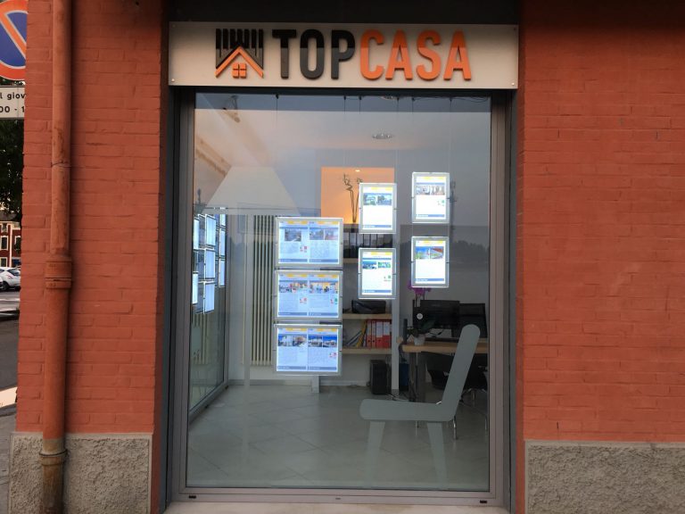 espositori luminosi per agenzie immobiliari