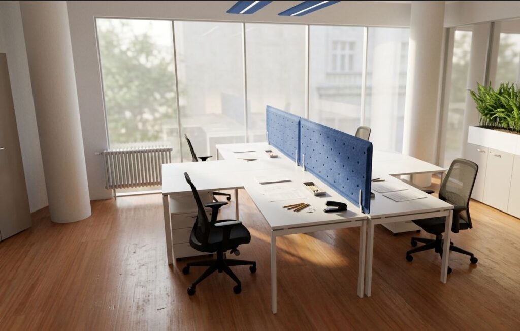 Render di progetto della riqualificazione della sala riunioni Assicura con 4 postazioni operative, paretine divisorie blu e lampade acustiche a sospensione Studio T
