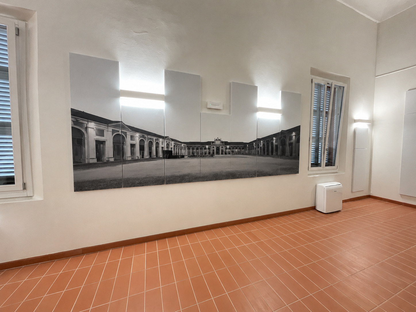 Composizione a parete con quadri fonoassorbenti e stampa fotografica del Pavaglione di Lugo