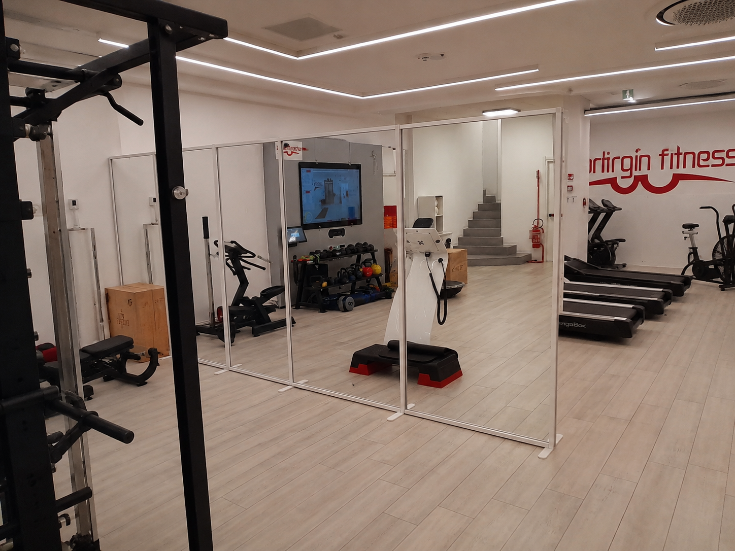 Divisorio autoportante a specchio per separazione aree in centro fitness