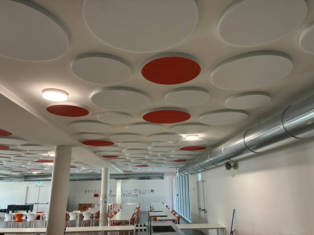Panoramica della mensa scolastica con correzione acustica Zen Go a plafone Studio T